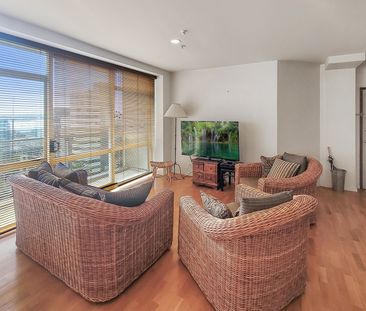 Spacious 3 bedroom 2 Bathroom apartment with amazing views and carp... - Photo 3