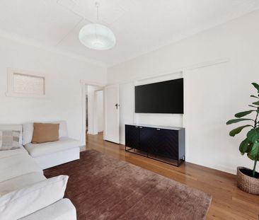 Flexible living with two-bedroom option in prime Elsternwick pocket - Photo 2