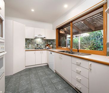 Spacious, Single-Level Living in the Heart of Kew - Photo 3