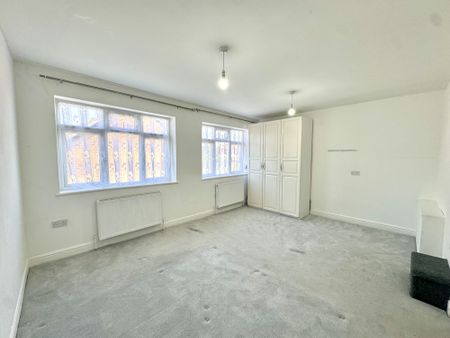 Crosslands Parade, Middlesex, UB2 - Photo 3