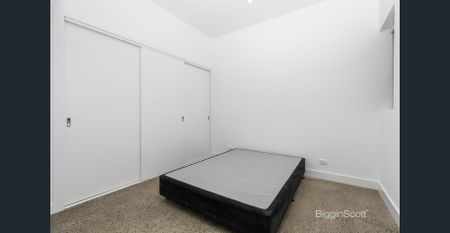 RENOVATED AND FURNISHED, 3 BEDROOM URBAN CONVERSION IN RICHMOND! - Photo 3