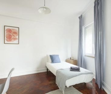 Room in a shared 6-bedroom apartment for rent in Lisbon - Foto 4