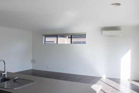 THREE BEDROOM HOME CLOSE TO PUBLIC TRANSPORT - Photo 3