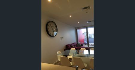 Inner City Living. 2 Carparks. Partly Furnished! - Photo 2