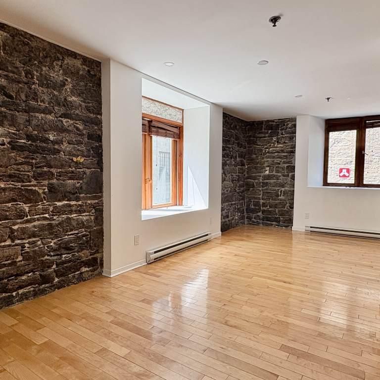 Stunning renovated loft-style 2 bd apartment in OLD MONTREAL - Photo 1