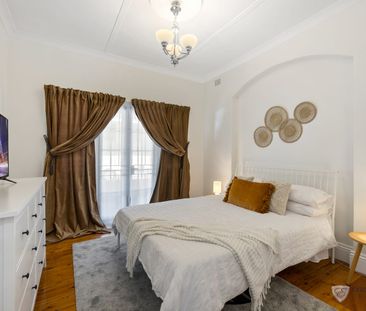 FULLY FURNISHED + RENOVATED ONE BEDROOM + HIP NEIGHBOURHOOD - Photo 2