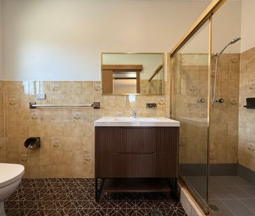 Original Double Brick Family Home ! - Photo 4