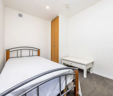 Sunny, warm, 2 bedroom apartment in Central Akl - Photo 3