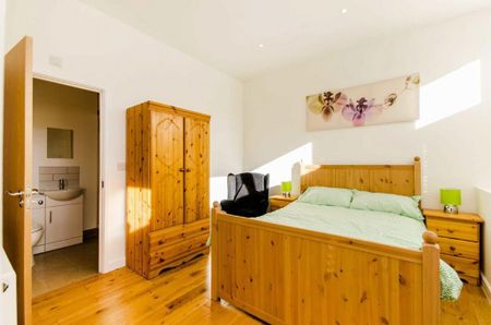 3 bedroom flat to rent - Photo 4