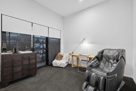 Character filled 2 bedroom apartment with street access - Photo 2