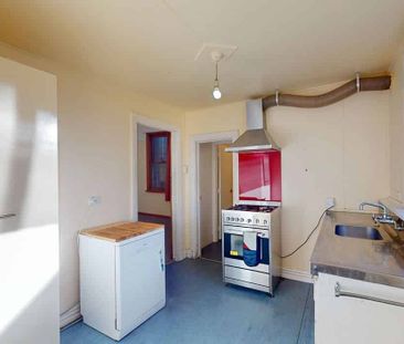 Sunny 5-Bedroom Home in the Heart of Newtown – Space, Comfort & Loc... - Photo 4