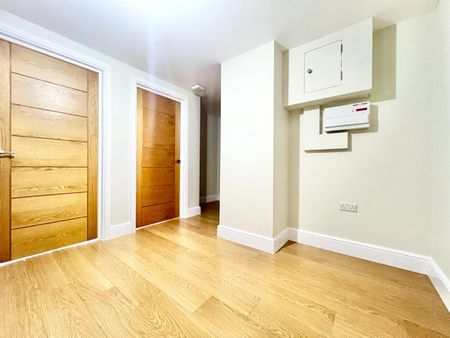 3 Bed Flat, Charter House, IG1 - Photo 3
