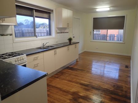 Low Maintenance 3 Bedroom Home - Photo 5
