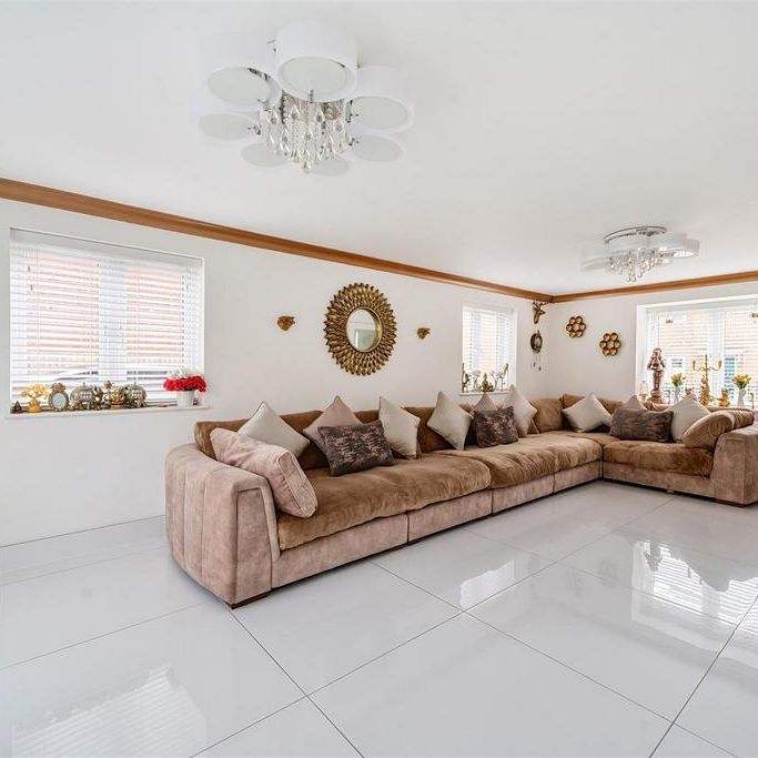 5 bedroom detached house to rent - Photo 1