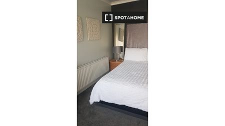 Modern room for rent in 5-bedroom house, Woodstown Village - Photo 3
