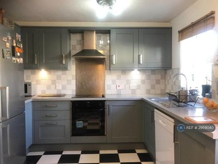 3 bedroom end of terrace house to rent - Photo 2