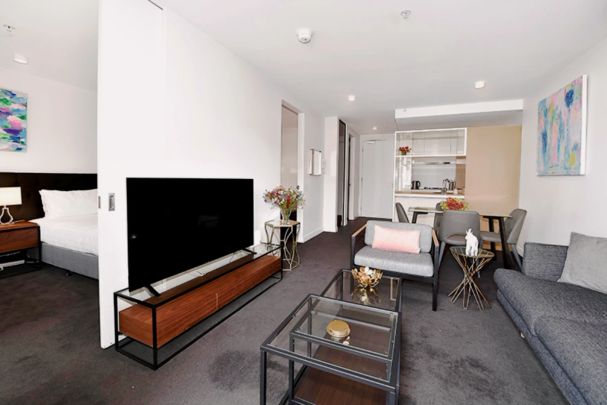 Modern 2-bedroom apartment near RMIT University - Photo 1