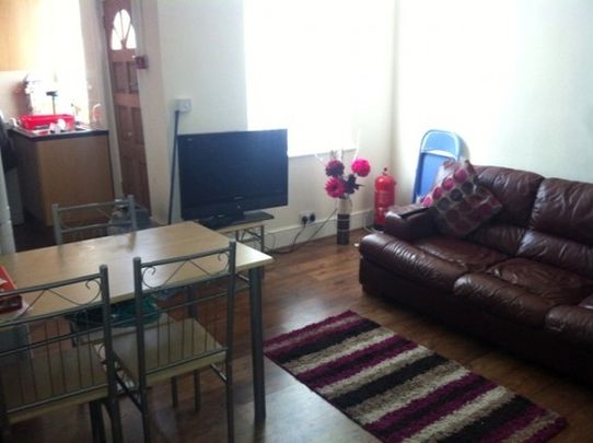 A fantastic large 4 double bedroom property on Queens Road. - Photo 1