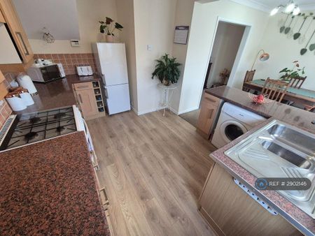 3 bedroom terraced house to rent - Photo 5