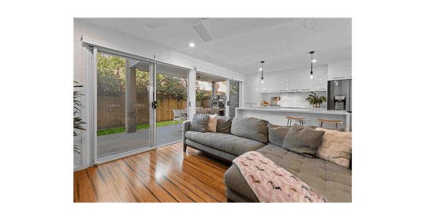 Beautifully Presented 3 Bedroom Air-Conditioned Townhouse - Photo 1