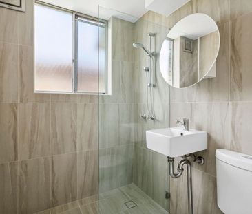 Bright, breezy apartment in a prime lifestyle setting - Photo 2