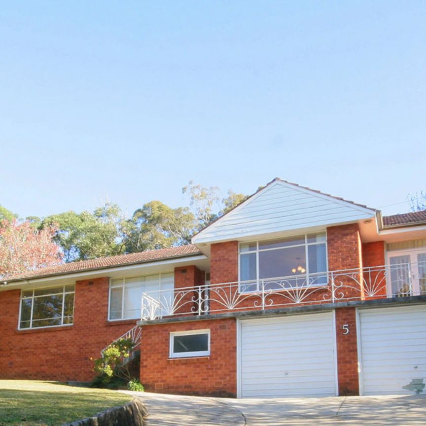 Bright and Spacious Family Home with Pool in Prime Pymble Cul-de-Sac - Photo 1
