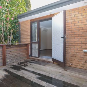 One Bedroom unit close to CBD - Photo 3