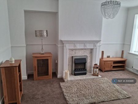 3 bedroom end of terrace house to rent - Photo 2