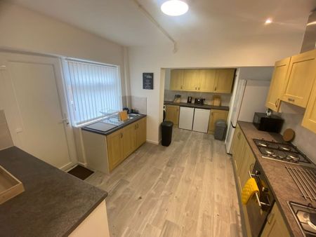 7 Bed Semi-Detached House, Breckfield Road North, L5 - Photo 2