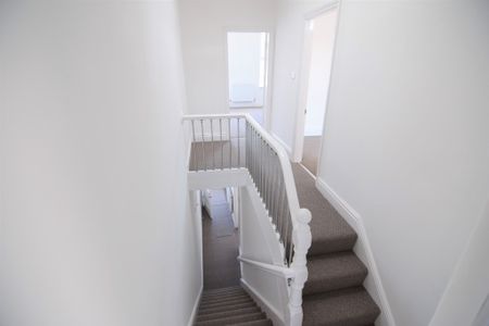 To Let 3 Bed Mid Terraced House - Photo 2