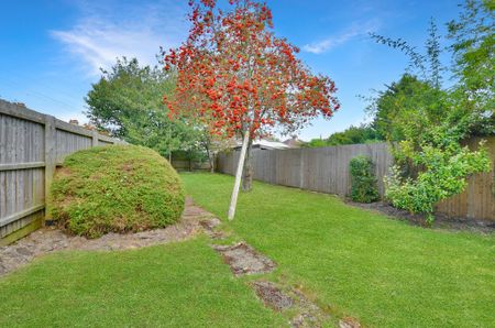 An unfurnished three bedroom semi detached home, in a highly sought after area of Cambridge. Close to local amenities such as a convenience store, Addenbrookes Hospital and within easy reach of the city centre. - Photo 2