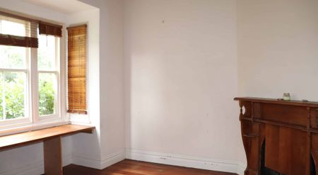 Cosy 5-Bedroom Home with lots of Character - Surrounded by Fruit Trees - Photo 2