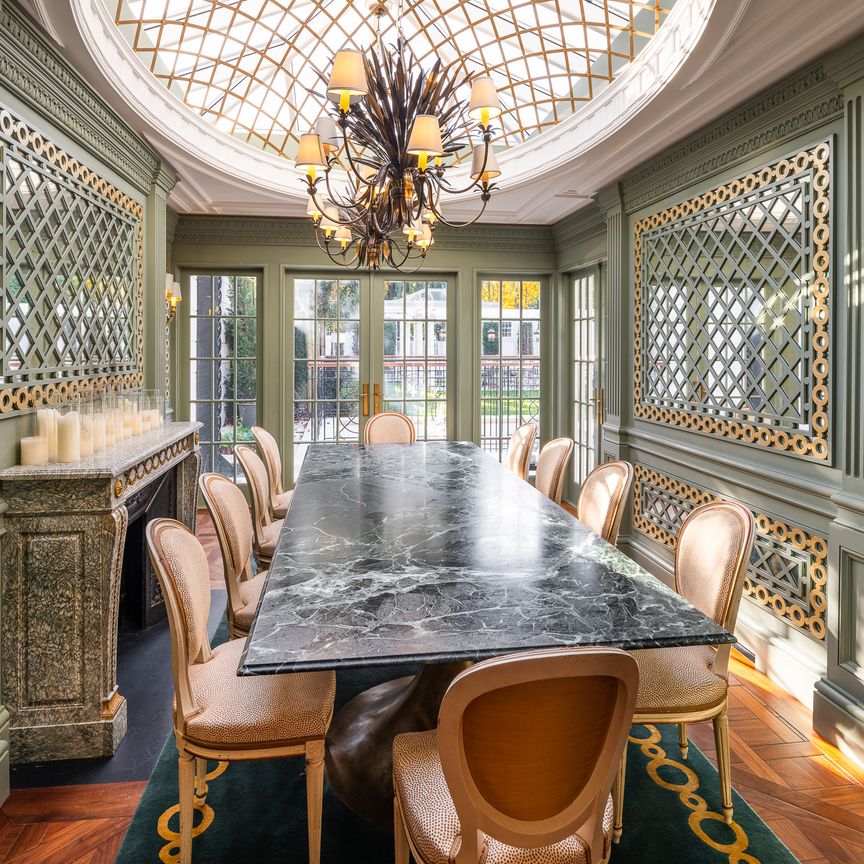 An exceptional detached family home with impressive amenities - Photo 1