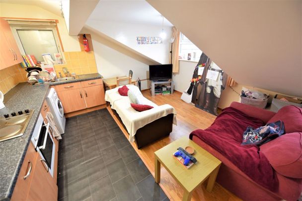 2 bedroom Flat in Cardigan Road, Leeds - Photo 1