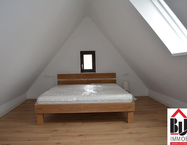 *Sofort frei - 1 Zimmer + ausgebauter Spitzboden - möbliert - Bad mit Wanne und Fenster* - Foto 1