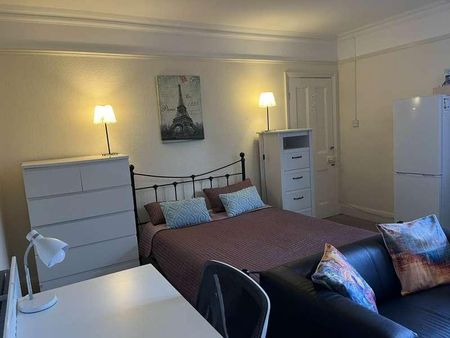 : Farnham Road, Guildford, GU2 - Photo 5