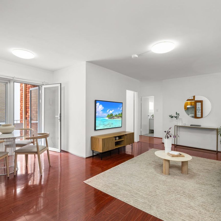 Bright & Spacious Apartment Opposite Heffron Park - Photo 1