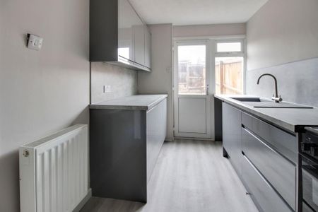 3 bedroom end of terrace house to rent - Photo 2