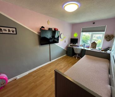 Hollyfield, Harlow - Photo 5