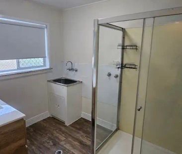“Modern Comfort in a Leafy Holland Park Setting” - Photo 6