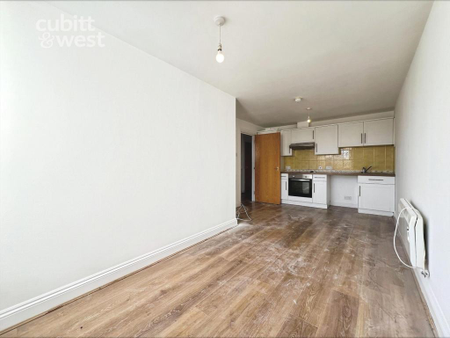 3 bedroom apartment to rent - Photo 4