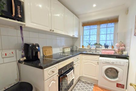 High Street, Old Woking - 1 bedroomProperty for lettings - Seymours - Photo 4