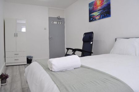 4 bedroom semi-detached house to rent - Photo 4