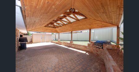 STUNNING FAMILY HOME - ENTERTAINERS DELIGHT! - Photo 2