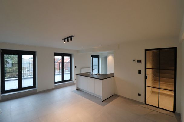 Gerenoveerd duplex-appartement (2de en 3de verdieping) met terras (ca 28 m²), garage en fietsenberging. - Photo 1