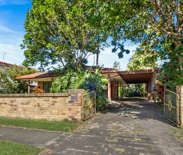 Three bedroom home in prime location with fenced yard. Rent Increas... - Photo 4