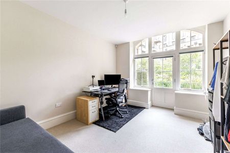 A light & bright, high specified courtyard apartment with off street parking situated within in a highly sought after development within the heart of the city centre. - Photo 3
