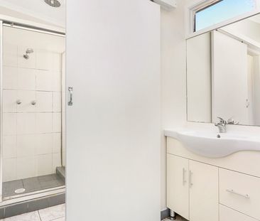Spacious Three-Bedroom House - Photo 5
