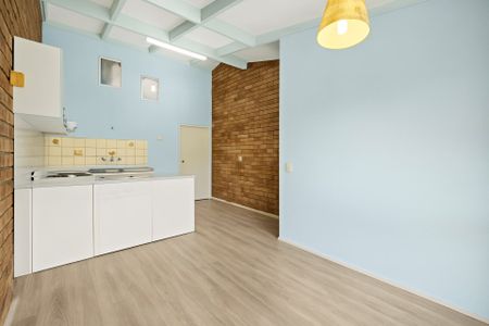 Two Bedroom Unit in Convenient Location - Photo 2