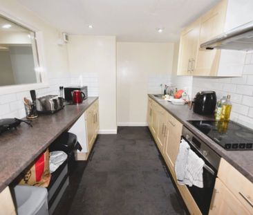 4 bedroom Flat in Wood Lane, Leeds - Photo 5